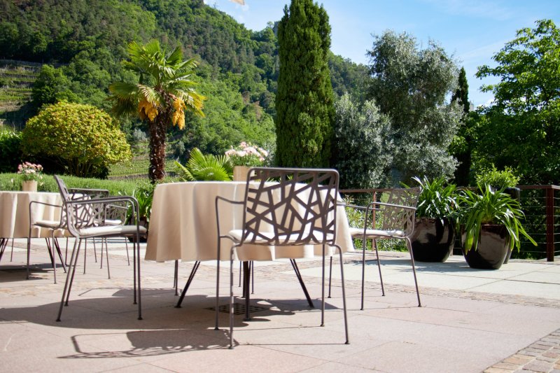 Design Tisch mit Tischdecke auf Piazza unter blauem Himmel