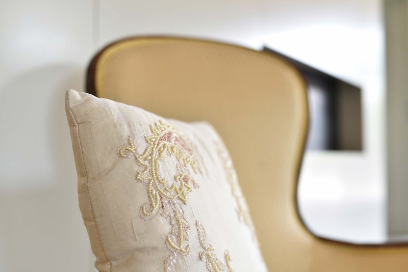 Primo piano di una poltrona beige chiaro rivestita in velluto