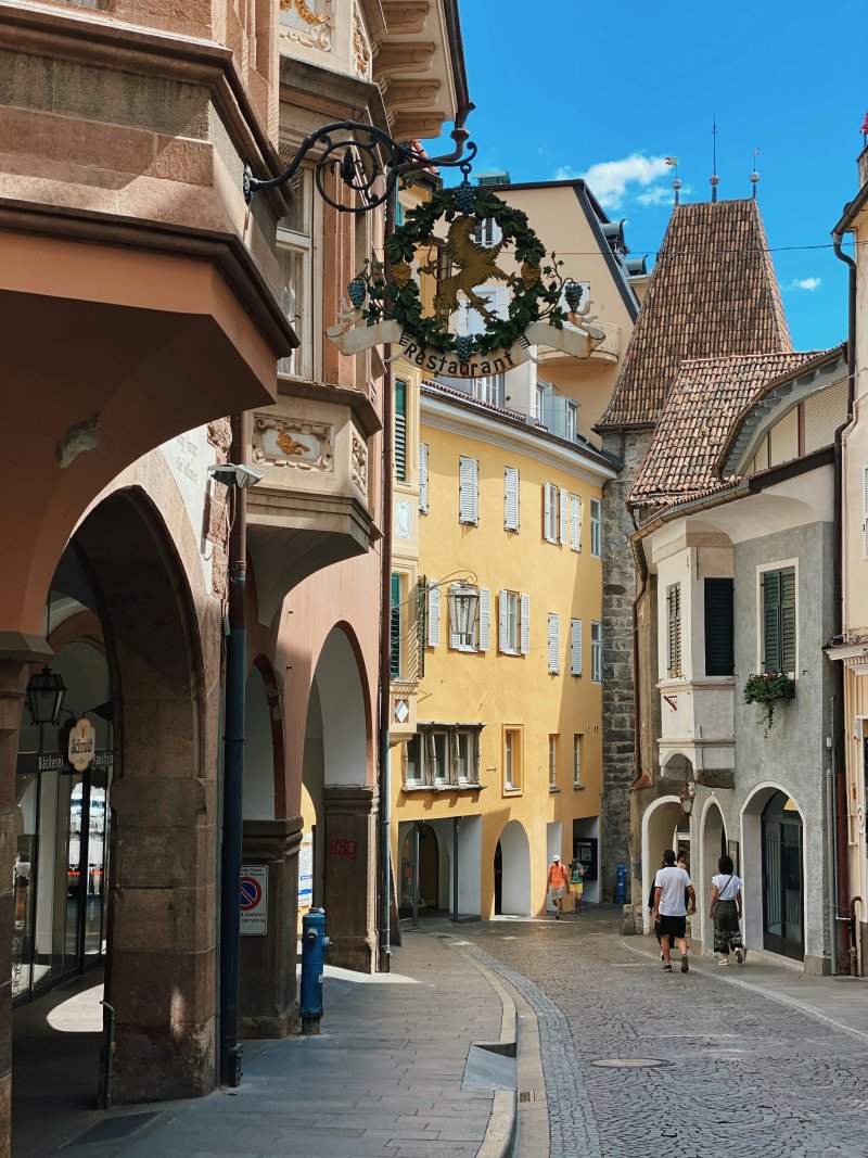 Bunte Häusergasse in Meran