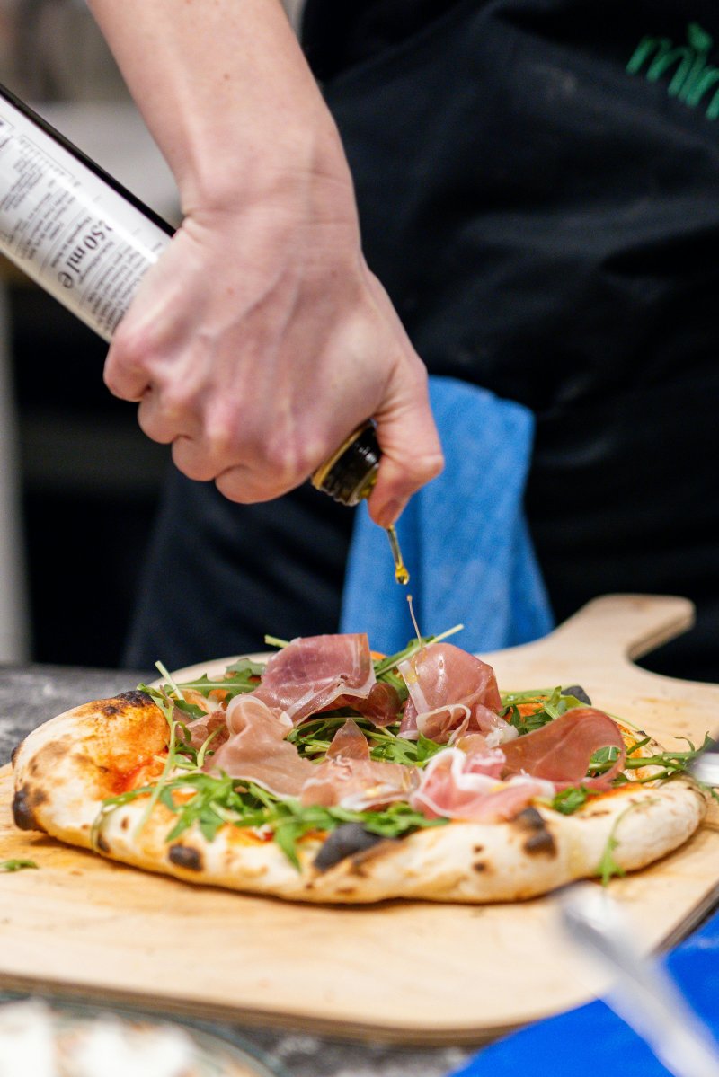 Pizza mit Schinken und Rucola