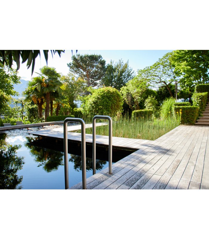 Naturbadeteich mit Seerosen und Steg