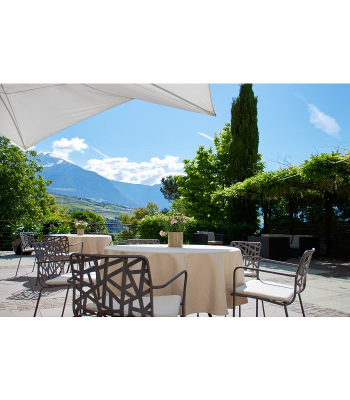 Tisch auf Terrasse und blauer Himmel und Berge im Hintergrund