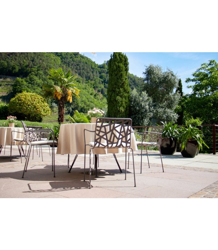 Design Tisch mit Tischdecke auf Piazza unter blauem Himmel