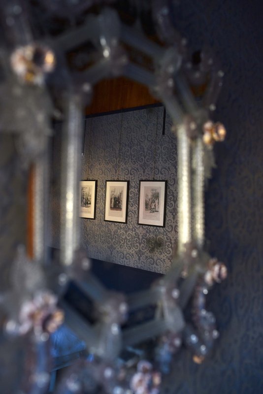 Drei Gemälde an der Wand