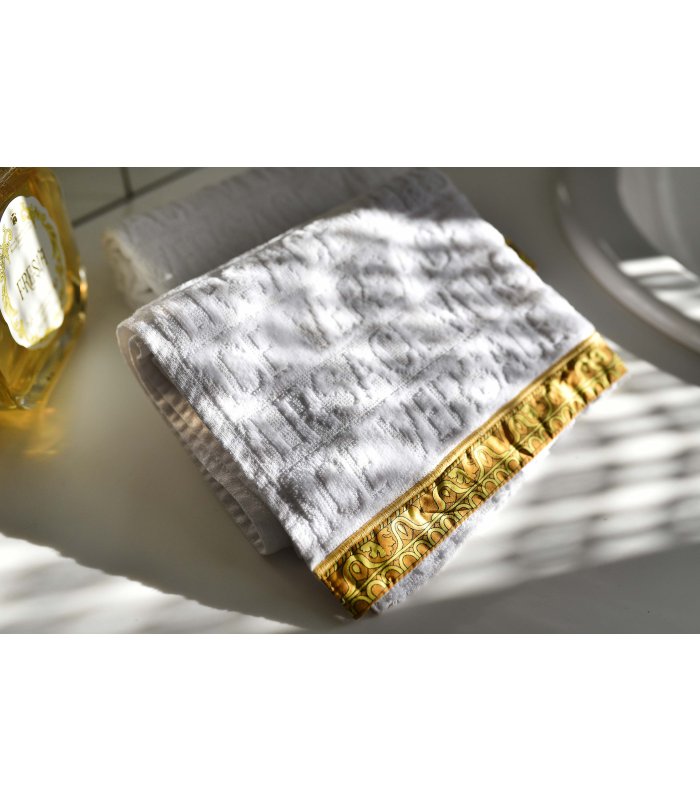 Weißes Handtuch mit goldener Bestickung