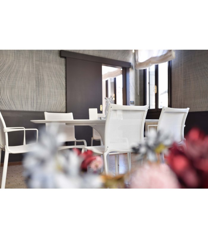 Schöne bunte Trockenblumen im Vordergrund dahinter der weiße Esstisch