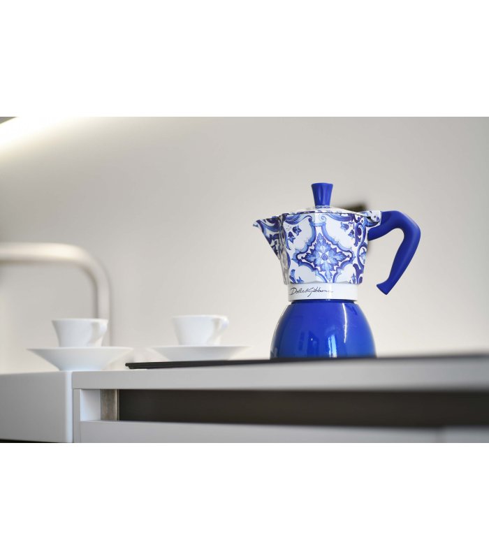 Eine blaue Bialetti Kaffeemaschine auf dem Herd