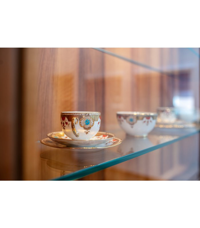 Tasse in Glasschrank