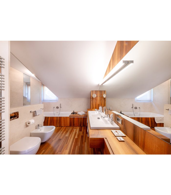 Badezimmer mit Badewanne und Dusche Bidet und Toilette