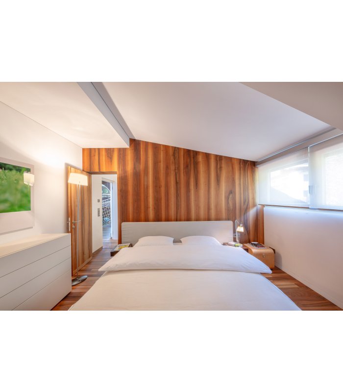 Schlafzimmer in Nussholz mit Doppelbett