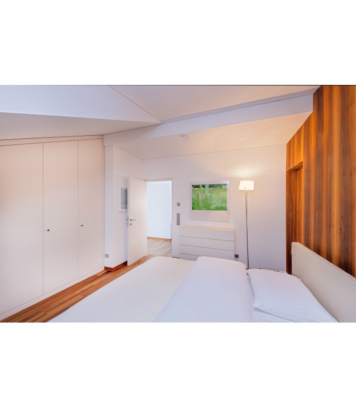 Schlafzimmer in Nussholz und Doppelbett