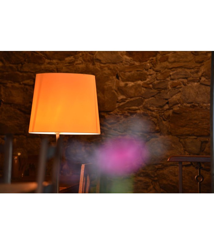 Orange kleine Lampe vor brauner Wand