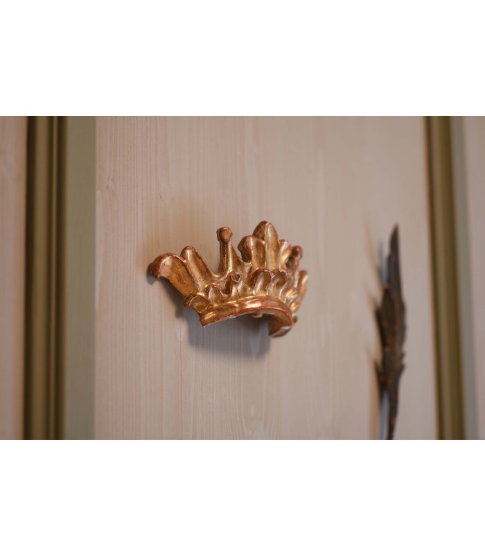 Goldverzierte Krone als Dekoration an der Wand
