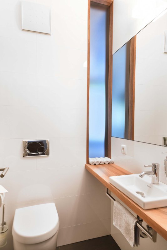 Weiße Toilette und kleines weißes Waschbecken