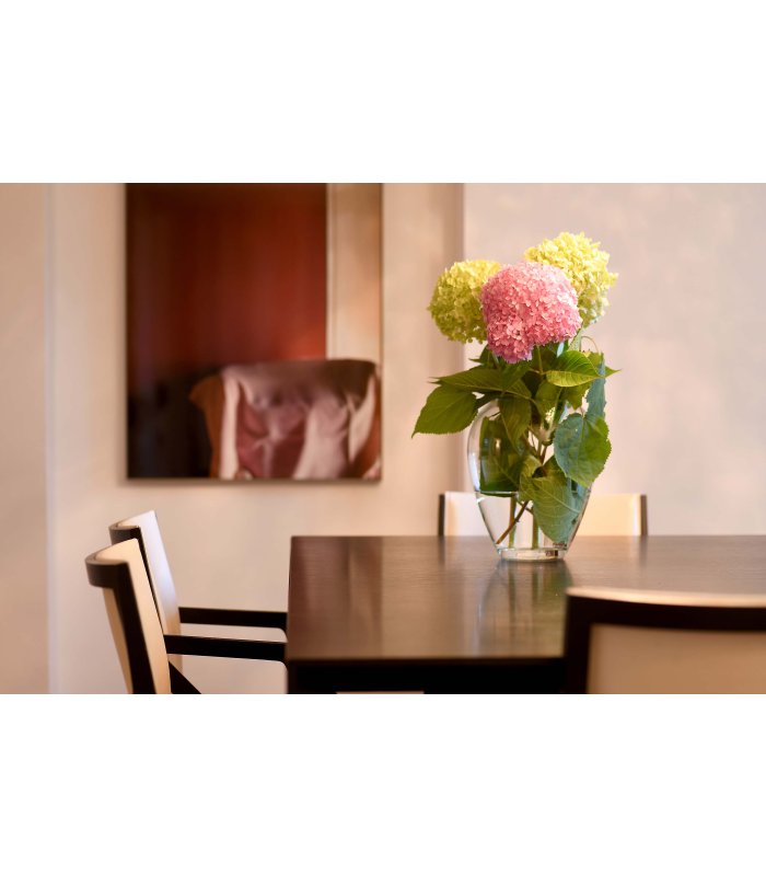 Bunte Blumen auf dunklem Holztisch