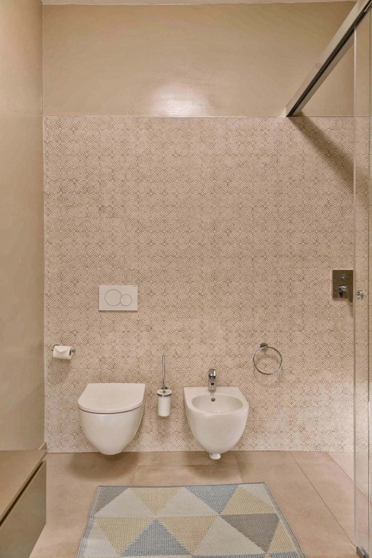 Toilette und Bidet in hellem Badezimmer nebeneinander an der Wand