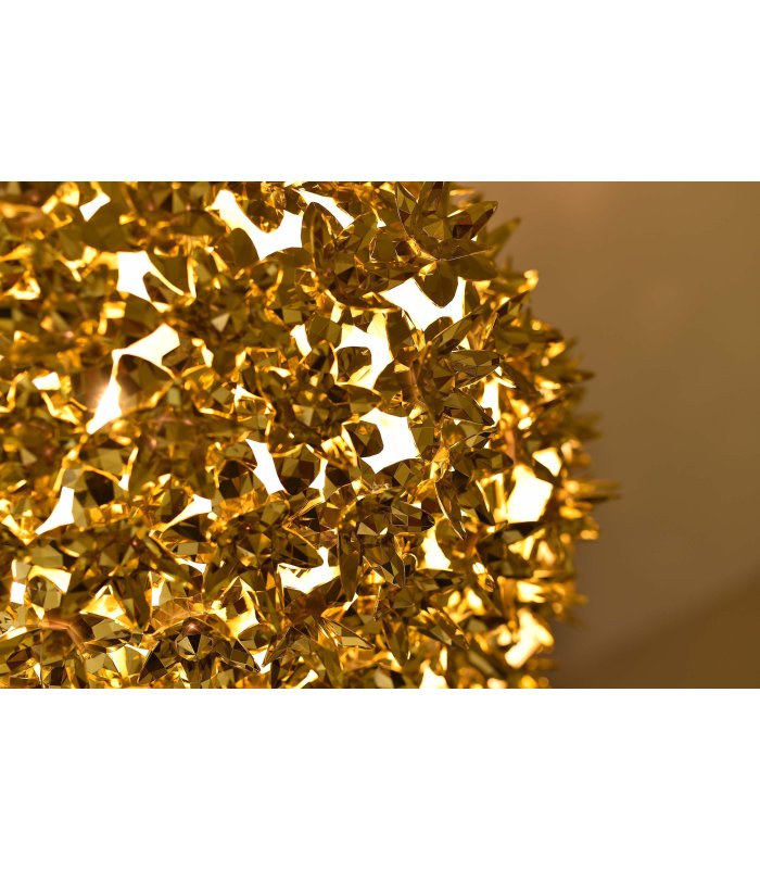 Detailaufnahme einer goldenen Deckenlampe