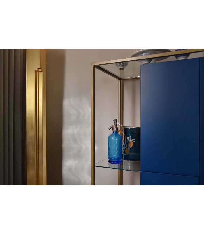 Detailaufnahme eines goldenen Regals mit blauer Vase