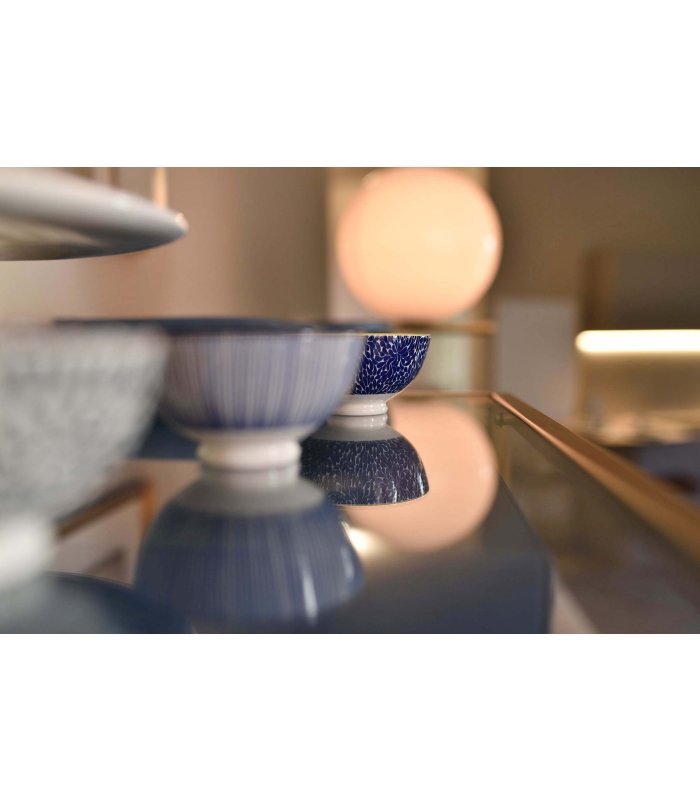 Nahaufnahme von kleinen Schüsseln in Blau mit unterschiedlichem Muster