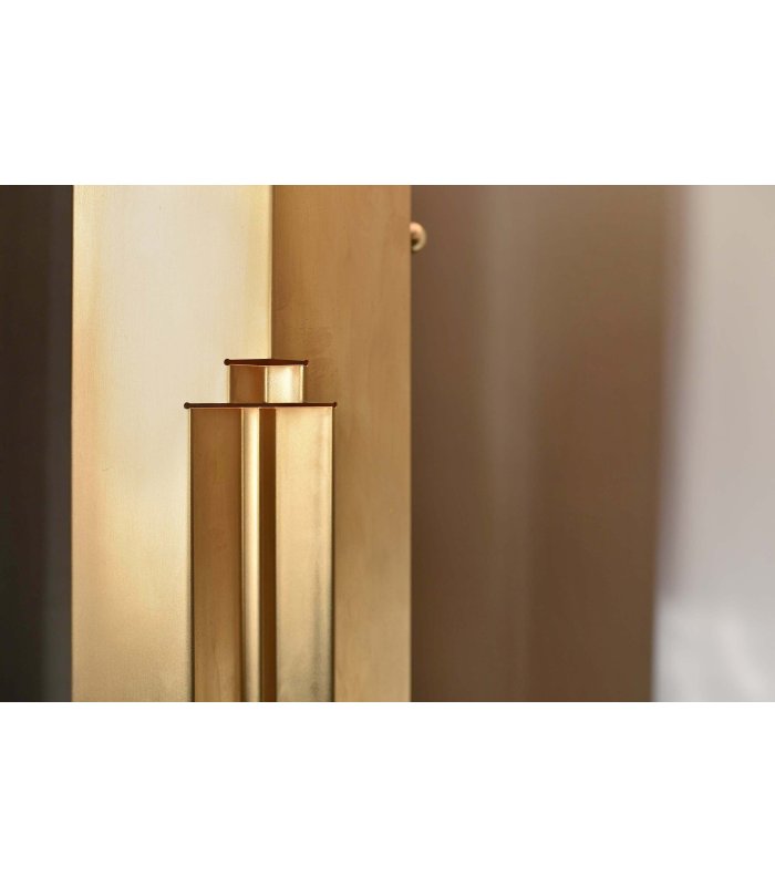 Detailaufnahme einer goldenen Vase ohne Inhalt