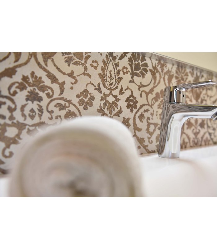 Detailaufnahme von schön eingerolltem Handtuch im Badezimmer, im Hintergrund die kunstvolle Wand mit braun gemusterter Tapete