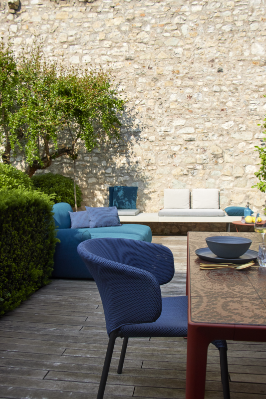Terrasse mit modernen bunten Möbeln in mediterraner Umgebung