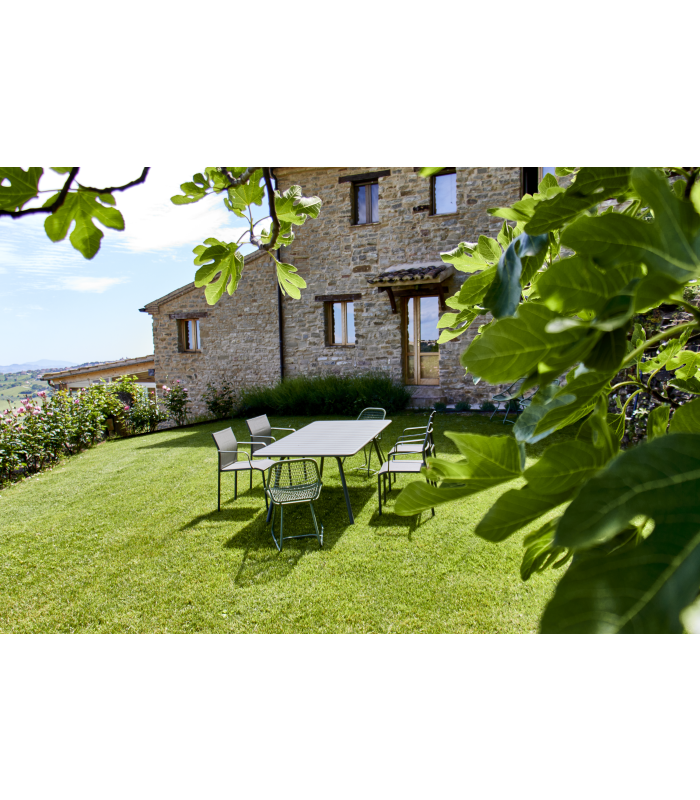 Garten mit Finca und großer Tisch und blauer Himmel