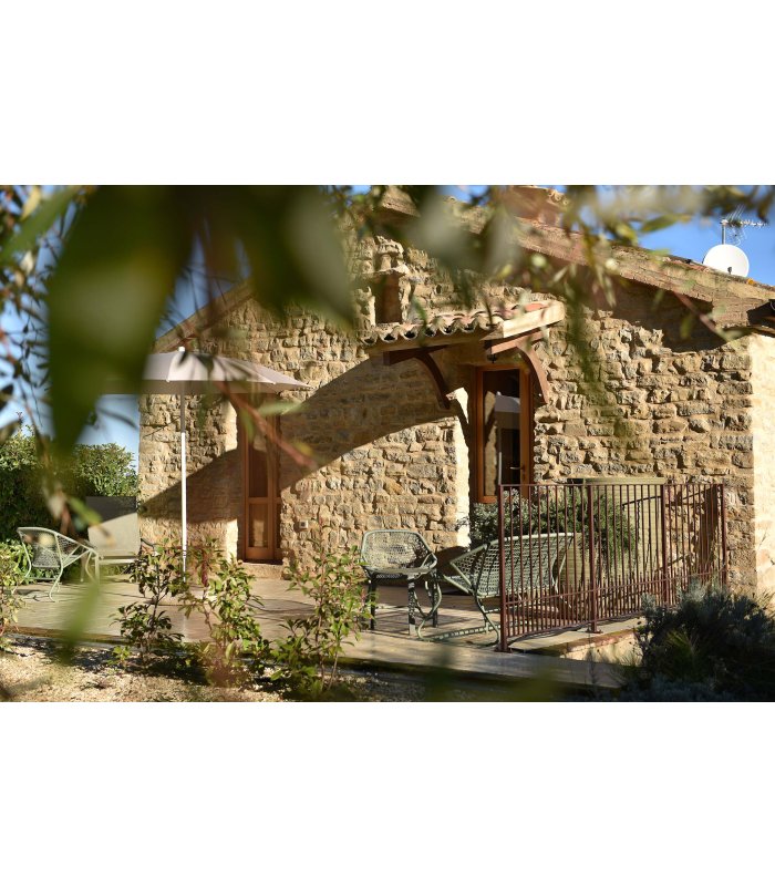 Außenaufnahme des steinernen Refugium Veritas in der Sonne