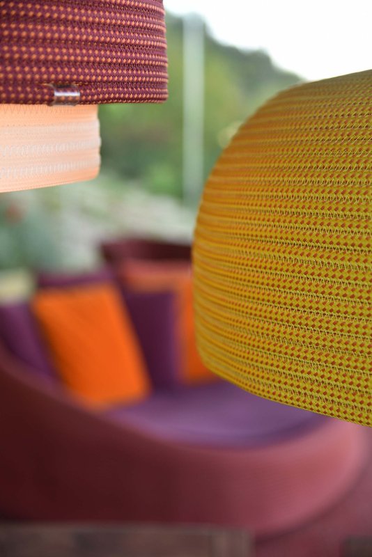 Detailansicht einer Lounge mit farbigen Akzenten