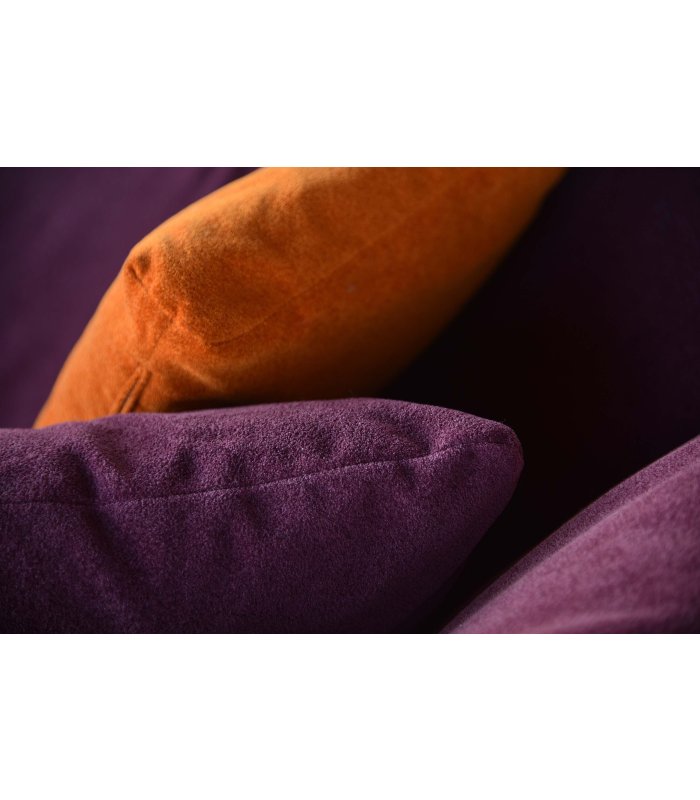Detailaufnahme dreier Samtpölster in Violett und Orange