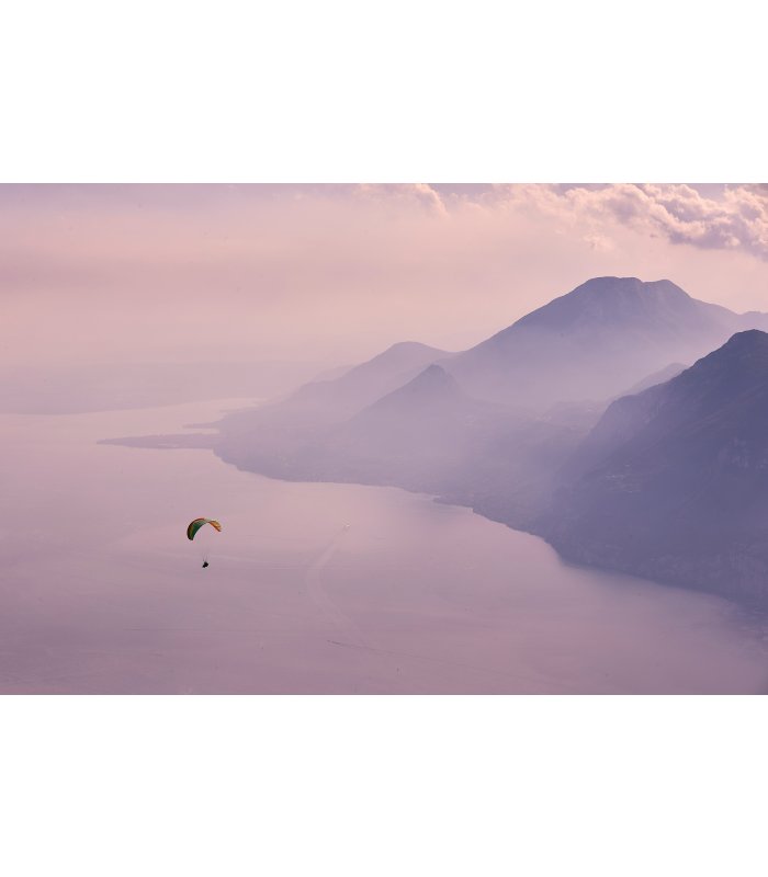 Paraglider schwebt über dem idyllischen Gardasee
