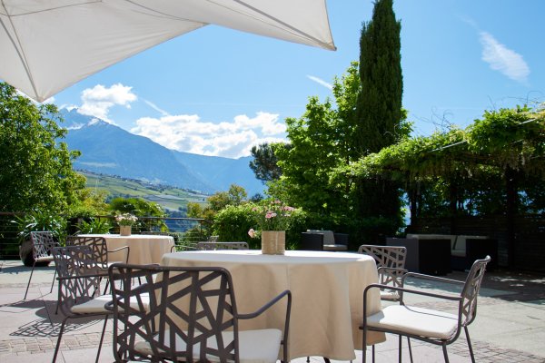 Tisch auf Terrasse und blauer Himmel und Berge im Hintergrund