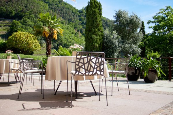 Design Tisch mit Tischdecke auf Piazza unter blauem Himmel