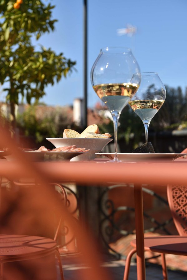 Weinglas auf einem Tisch auf der Terrasse