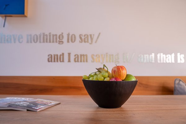 Küchentisch mit Obstschüssel