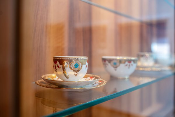 Tasse in Glasschrank