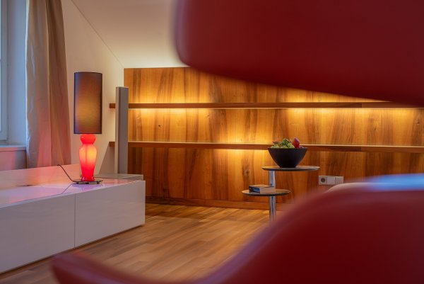 Wohnzimmer mit Design Lampe