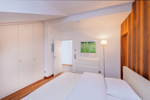 Schlafzimmer in Nussholz und Doppelbett