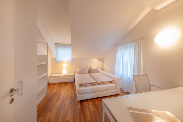 Schlafzimmer mit Doppelbett