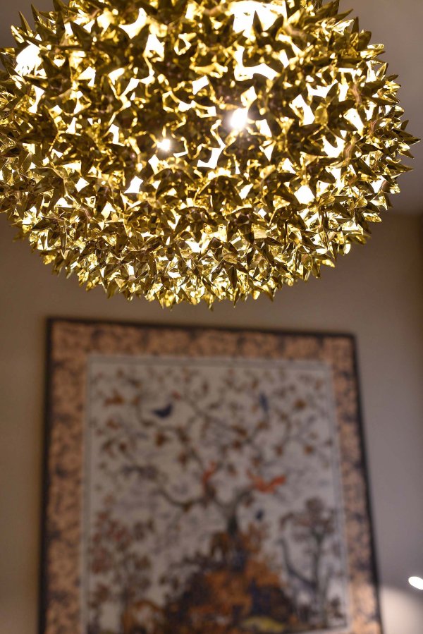 Detailaufnahme einer goldenen Deckenlampe