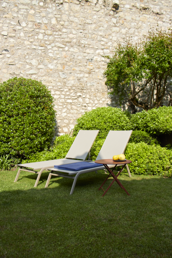 zwei Sonnenliegen im Garten in der Sonne