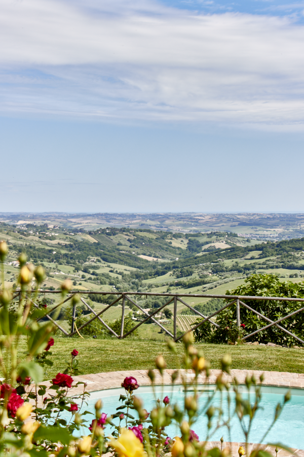 Pool und weite Hügellandschaft und blauer Himmel