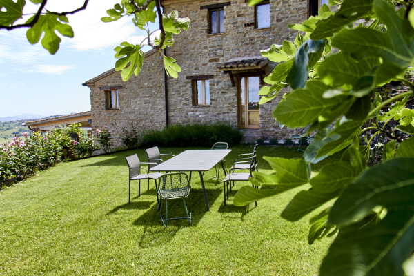 Garten mit Finca und großer Tisch und blauer Himmel