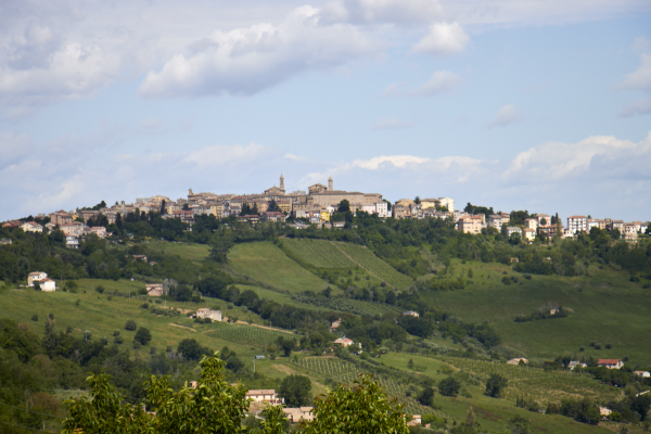 Dorf Cupramontana in der Region Marken