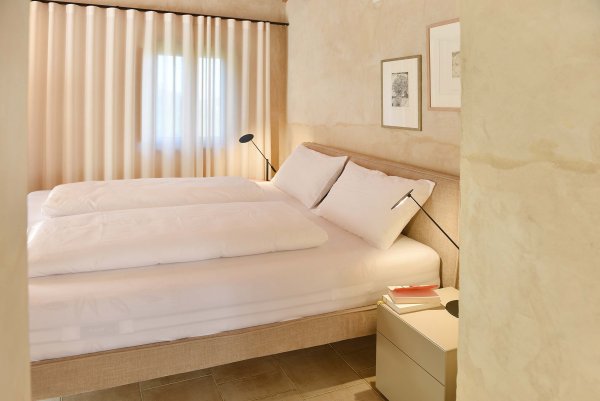 Helles Doppelzimmer mit weicher Bettwäsche und bodenlangen Vorhängen