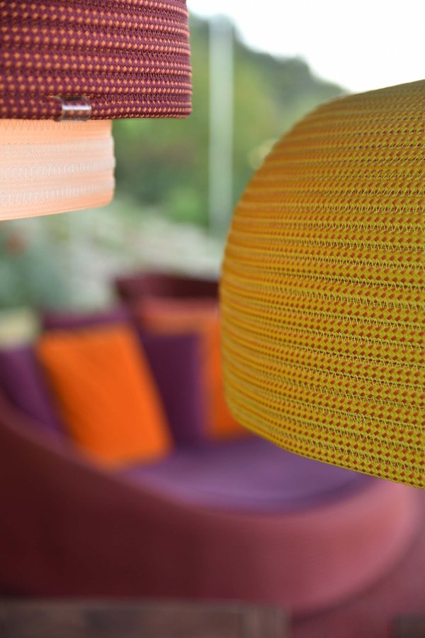 Detailansicht einer Lounge mit farbigen Akzenten
