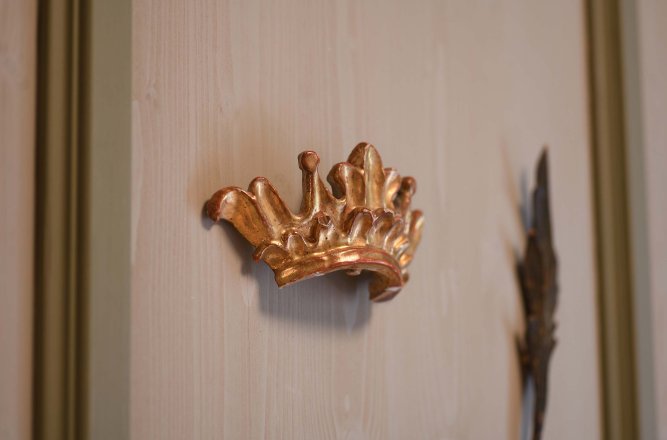 Goldene Krone als Wanddekoration