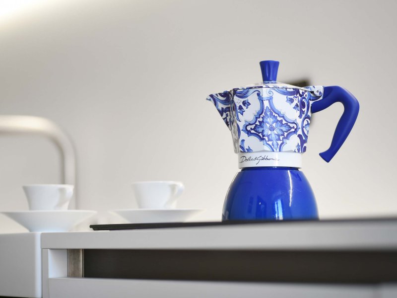 Una caffettiera Bialetti blu sul fornello