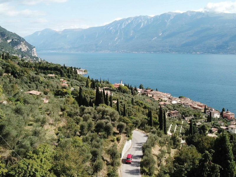 Westufer Gardasee und blauer Himmel und Berge