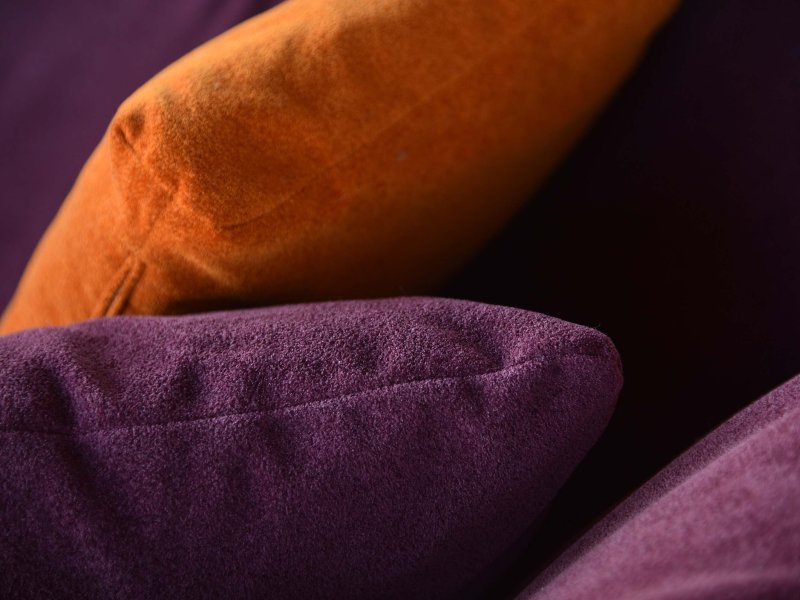Bunte Kissen auf einer gemütlichen Lounge